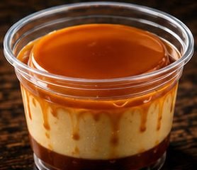 Flan con caramelo en vaso transparente