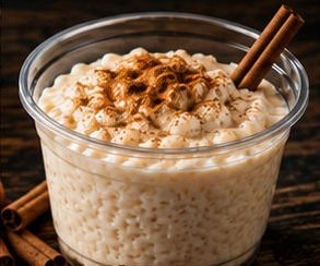Arroz con leche con canela en polvo y rajas de canela